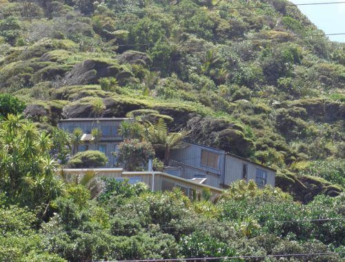 En la playa de KareKare, en la isla norte de Nueva Zelanda, Neil Finn, líder de Crowded House, construyó un estudio de grabación.