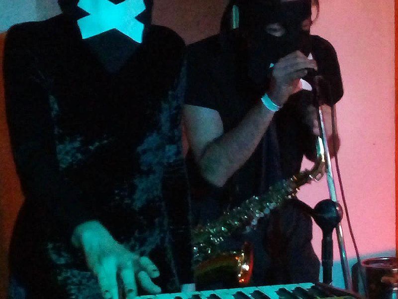 L.A.Drones! fue nombrada por LA Weekly como la banda con mejor nombre de Los Ángeles.
