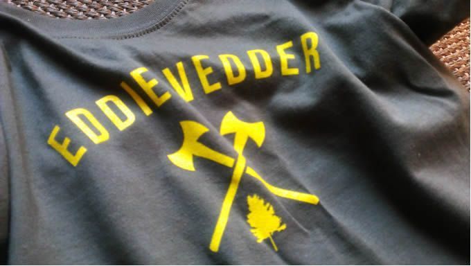 Camiseta de Eddie Vedder de su merchandising oficial.