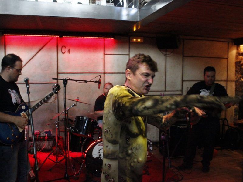 Invasión Cochambre presentan 25 años de éxitos en español