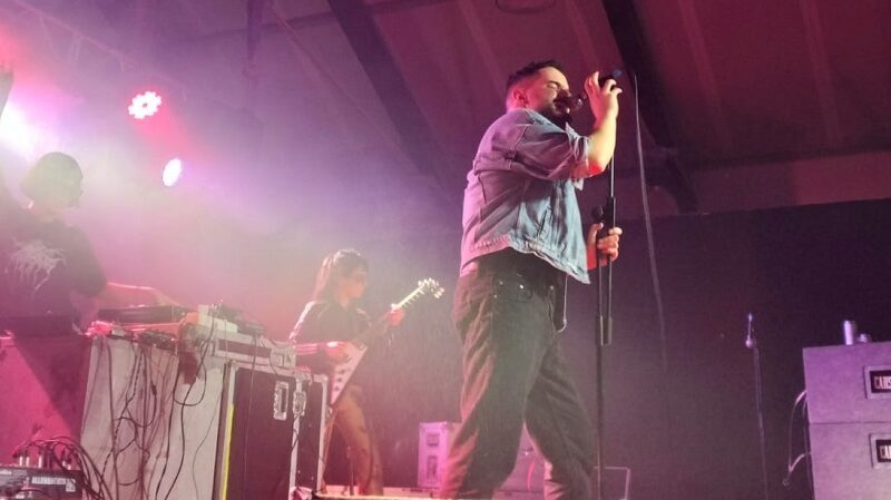 Nuno Pico lidera el trio de recno punk Grande Amore. En la entrevista chamberga presenta III.