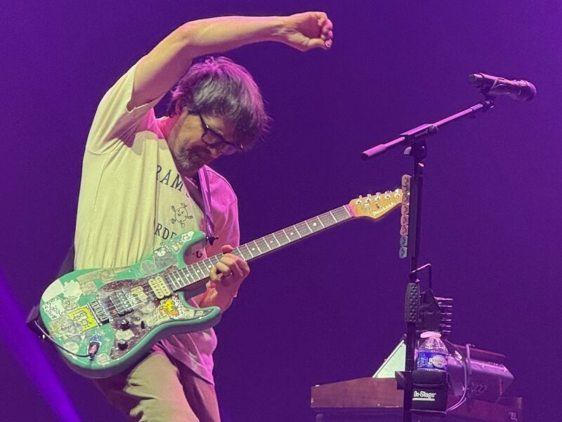 Rivers Cuomo en la gira del Blue Album de Weezer